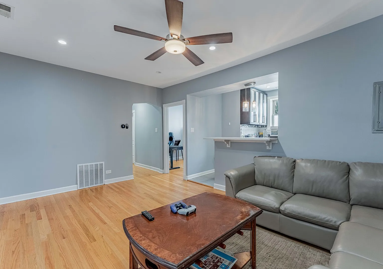 2 bed, 1100 sqft, $2,000 — Photo 2