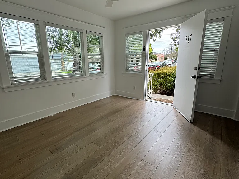 917 Grand Ave — Photo 1