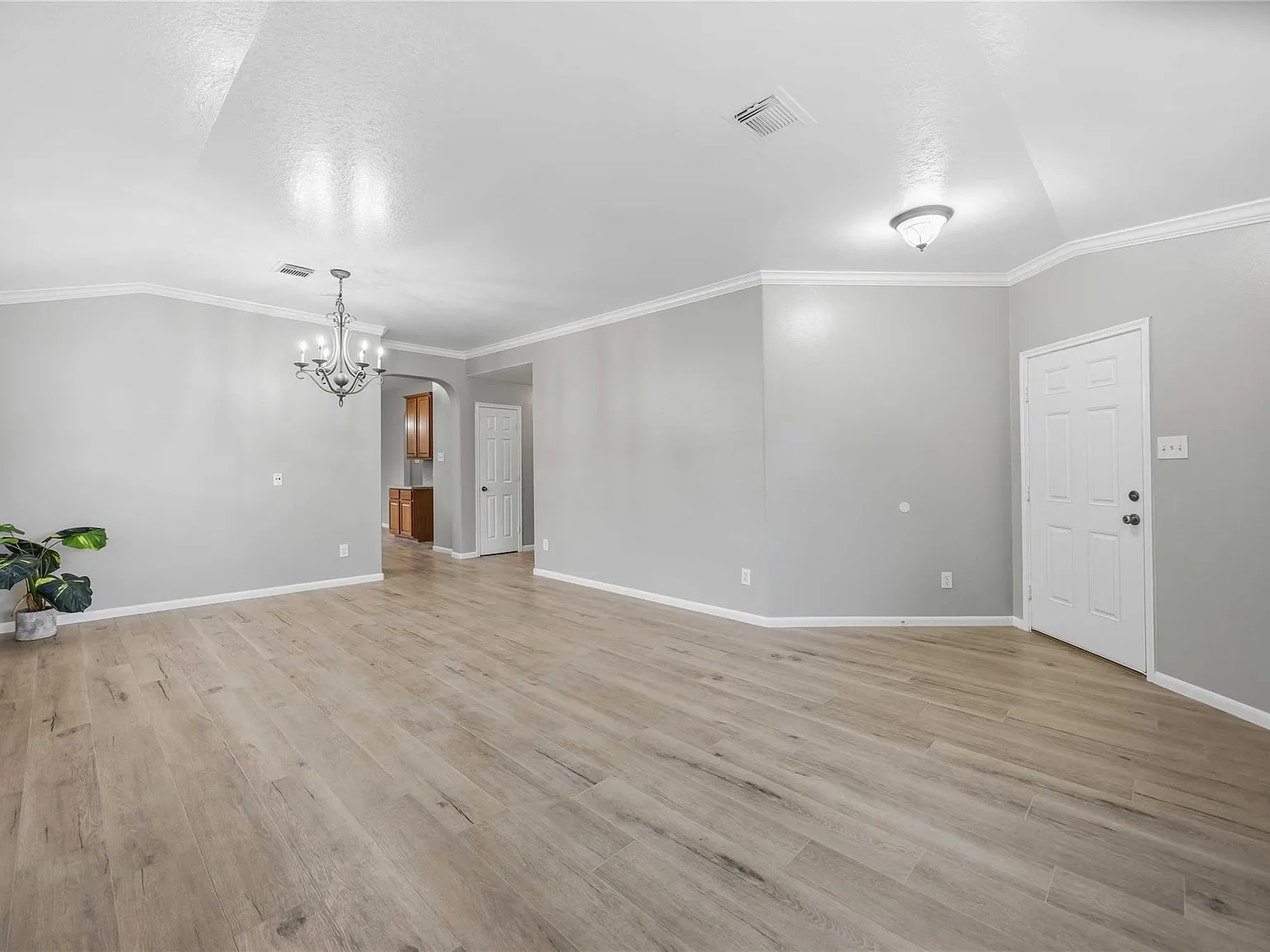 4 bed, 2.0 bath, 2302 sqft, $2,600 — Photo 3