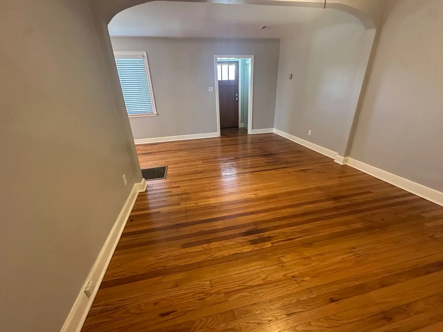 Beautifully maintained 2-bedroom, 1-bathroom residence located in a quiet, well-established neigh... — Photo 3