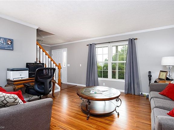 3rd image of 468 Cambridge Dr