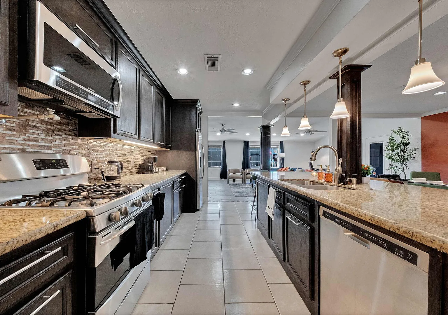 Spacious 6BR House | Sleeps 15 | 1GB|WD | Galleria — Photo 3