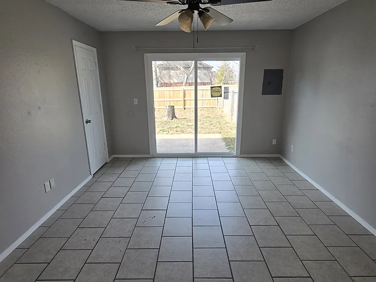 5800 Sara St #B — Photo 9