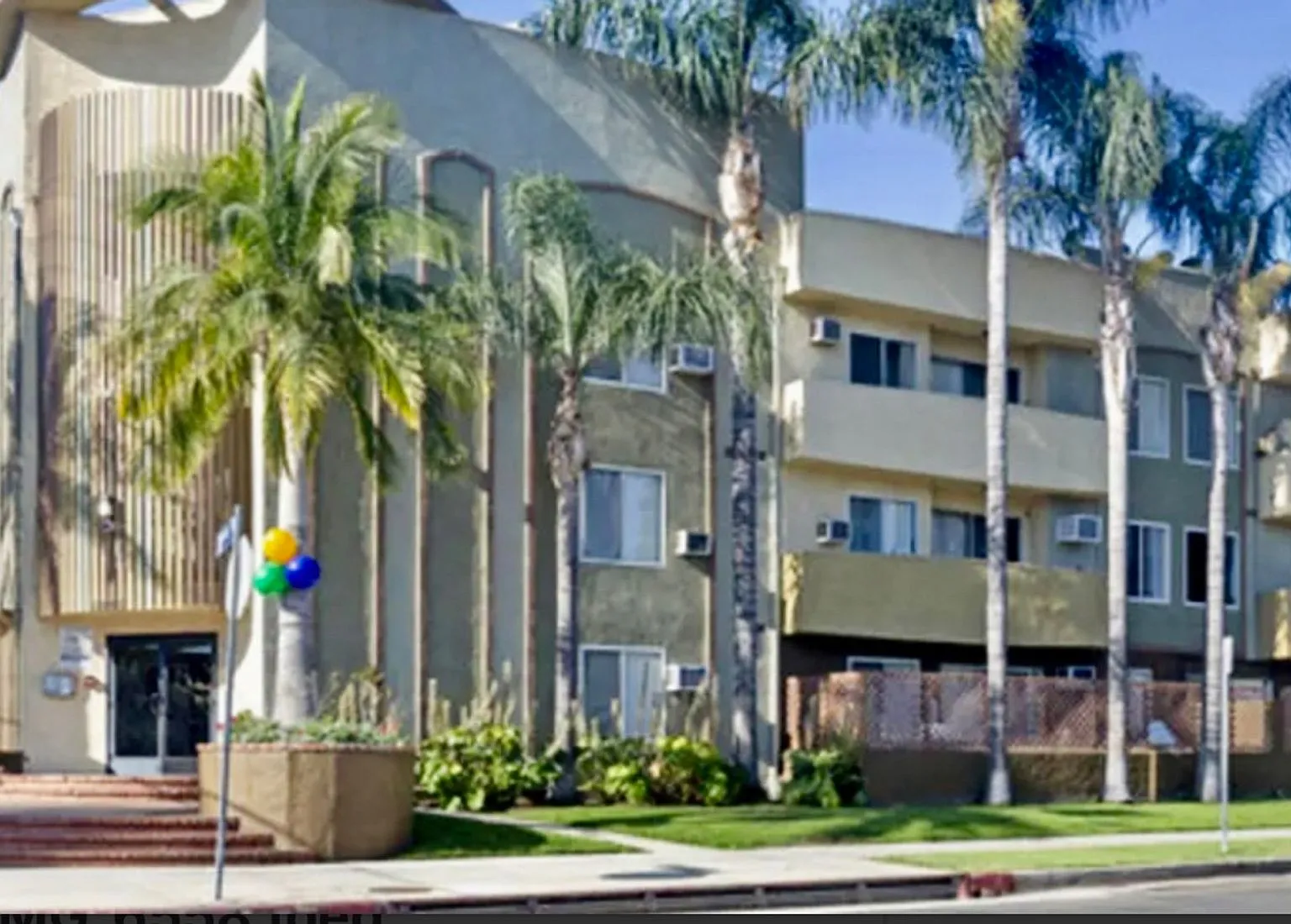 Tarzana Terrace Apartments — Photo 2