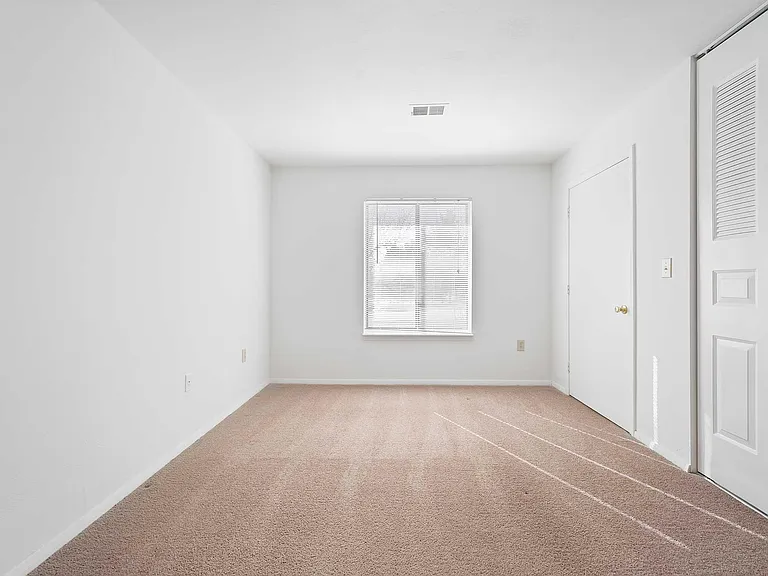 Foxridge Apartment Homes — Photo 245