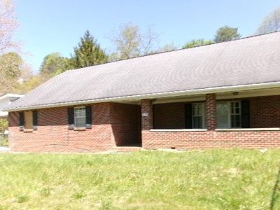 210 Broadway Ave, Midway, WV, 25878