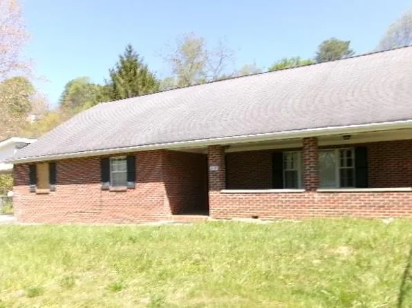 210 Broadway Ave, Midway, WV 25878