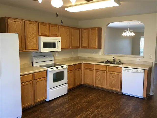 5 bed, 3.5 bath, 2675 sqft, $2,105 — Photo 2