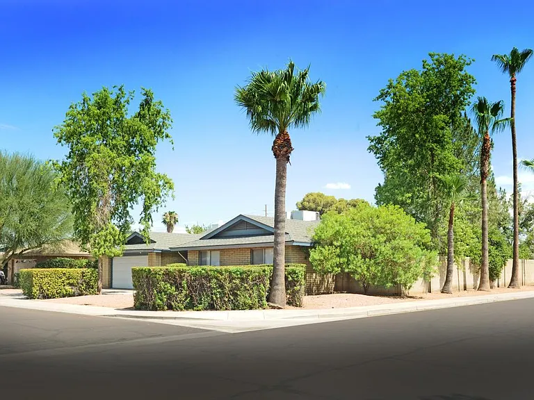 2405 E Huntington Dr — Photo 4