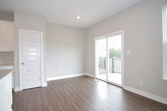 933 Yorkshire Ln — Photo 8