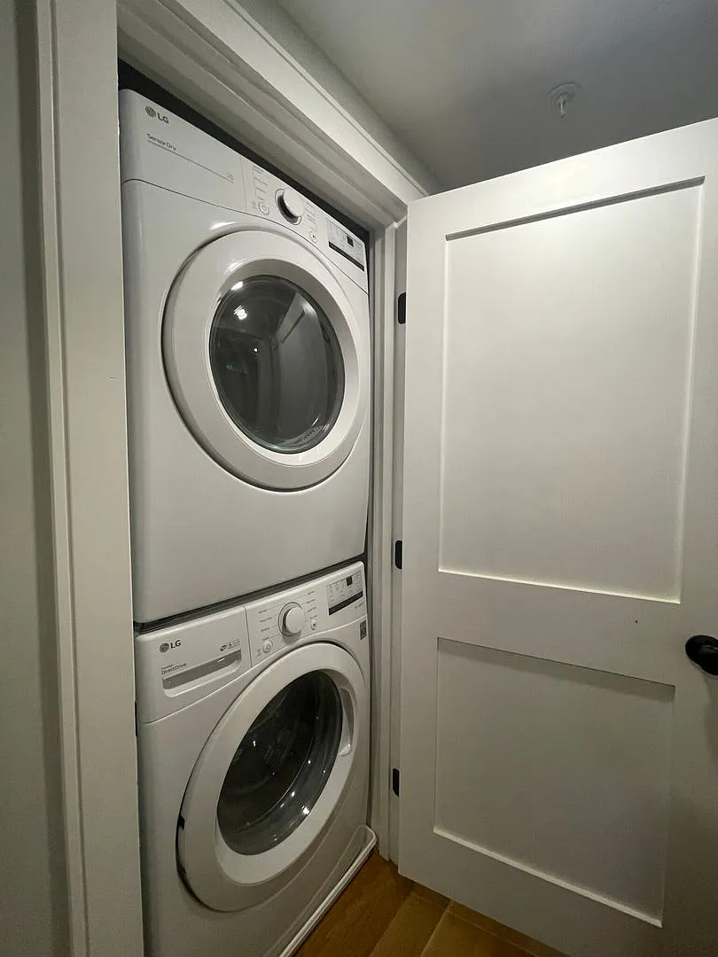 Charming 4 Bedroom- No Broker Fee — Photo 3