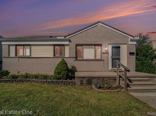 21901 Ridgeway St, Saint Clair Shores, MI 48080