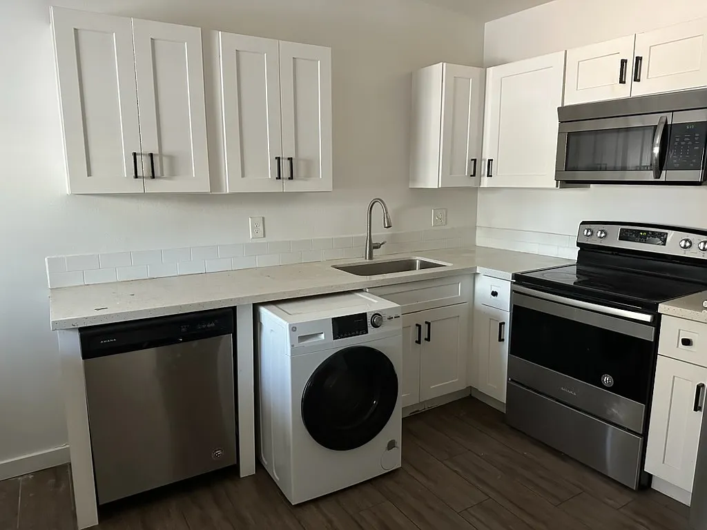 Kitchen - 2705 E Willetta St #3