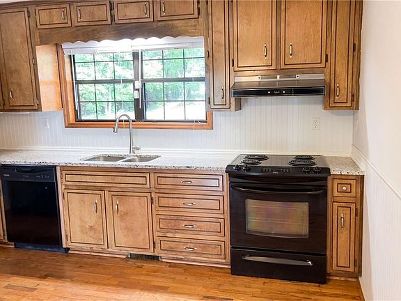 2nd image of 120 Bay Ct