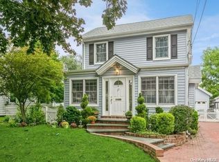 25 Pansy Ave, Floral Park, NY 11001