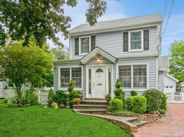 25 Pansy Avenue, Floral Park, NY 11001