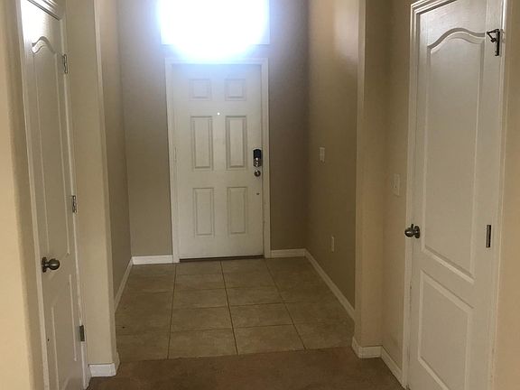 4th image of 921 Meadow Glade Dr