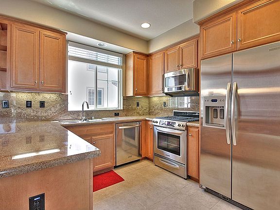 Kitchen w/Granite &amp; Stainless Steel Appliances