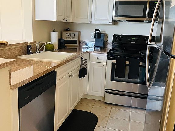 New appliances and plenty of cookware!
