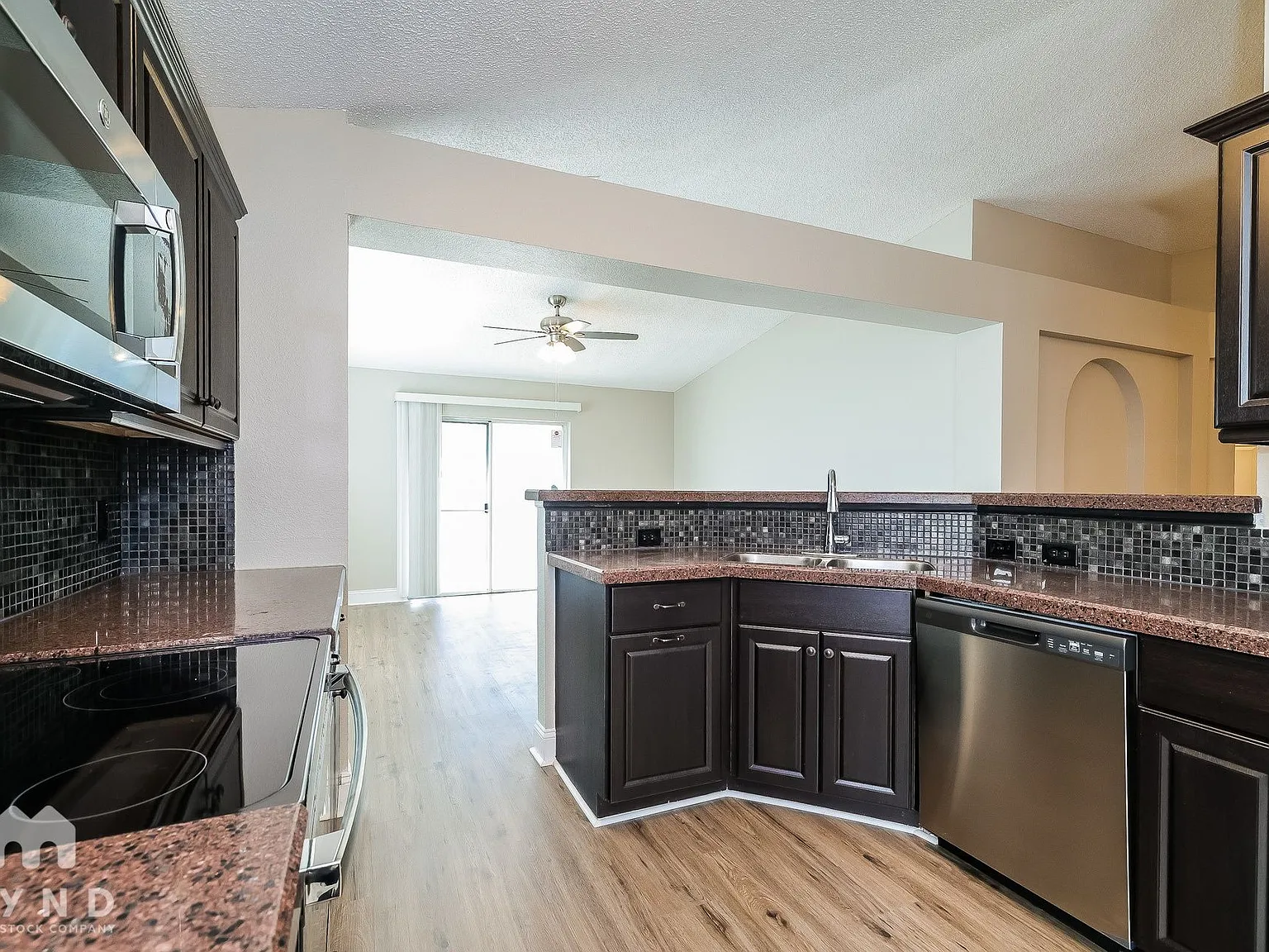 4 bed, 2.0 bath, 1874 sqft, $2,215 — Photo 4