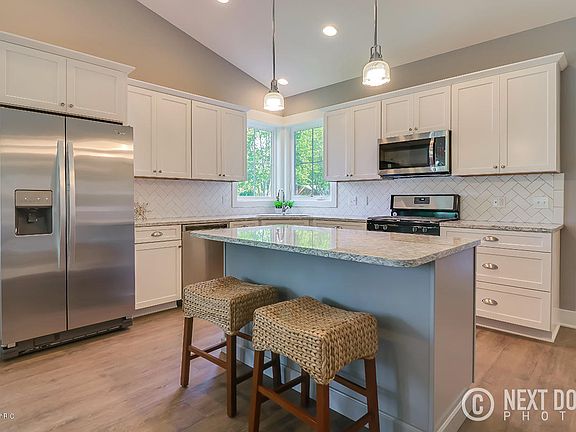 3rd image of 575 Riverbank Cir