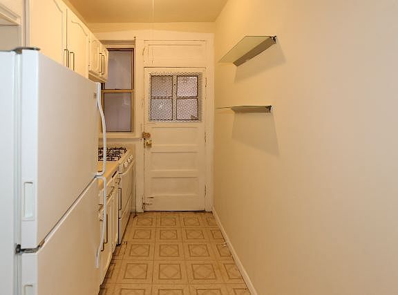 4th image of 626.5 W Barry Ave #2S