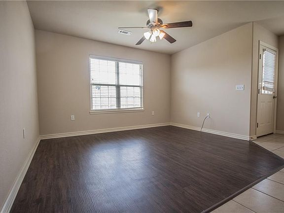 2nd image of 912 Oakwood Ln