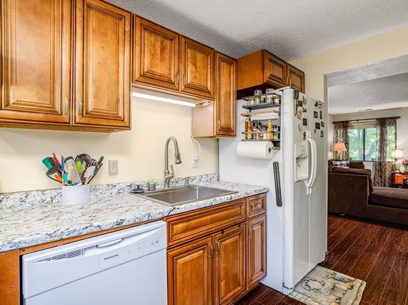 216 6th St #4, Leominster, MA 01453