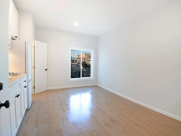 8th Street Studios Near Downtown Los Angeles Move-In Special — Photo 18
