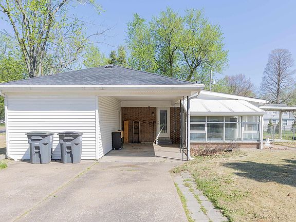 2nd image of 1020 Martin Ln