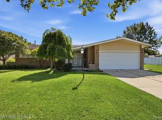 11114 Greendale Dr, Sterling Heights, MI 48312