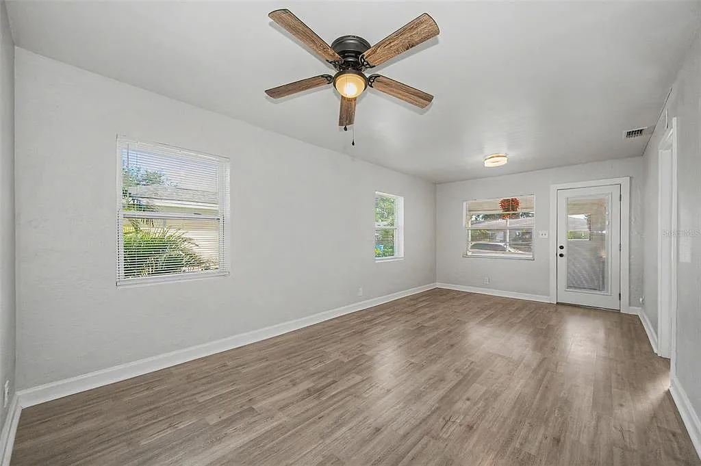 3 bed, 1.0 bath, 1105 sqft, $2,200 — Photo 4