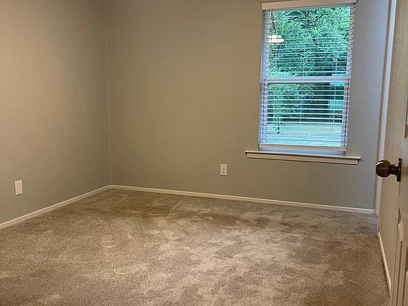 4th image of 806 E Martin Ln