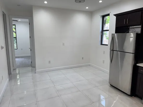 186 Howard Avenue image 9 of 20