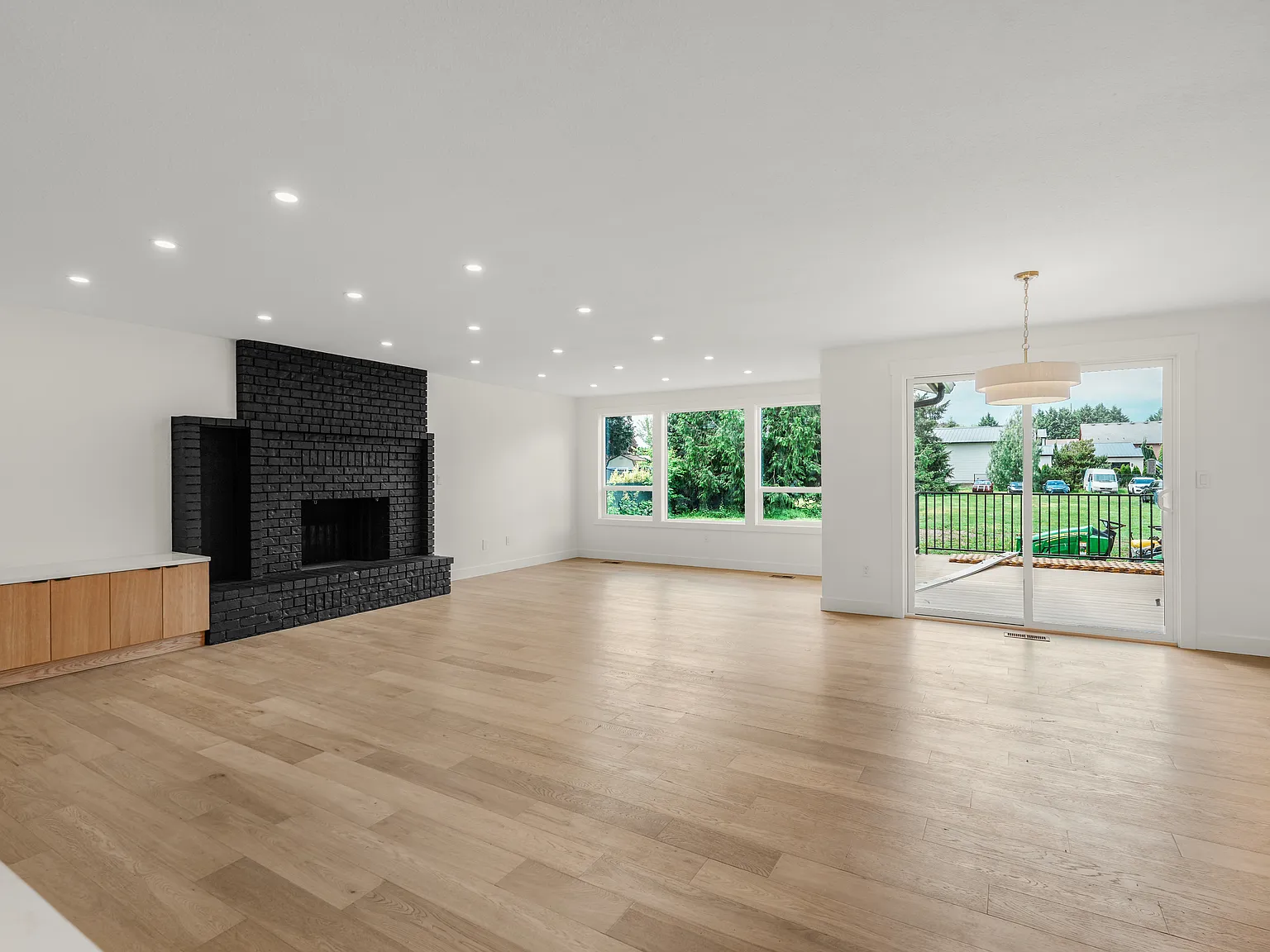 5 bed, 2780 sqft, $4,950 — Photo 2