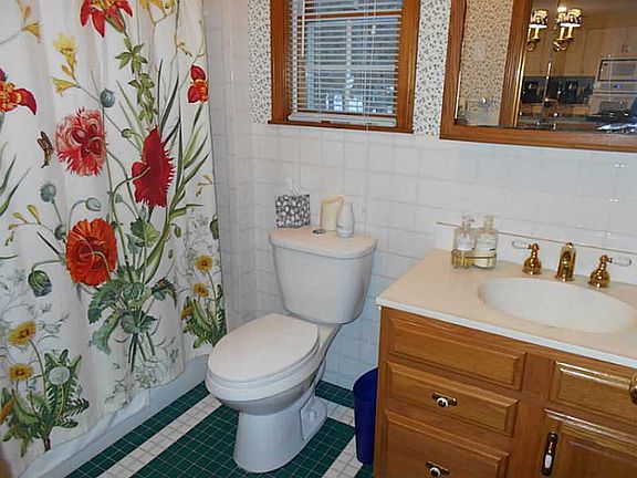 5th image of 60 Taylor Dr
