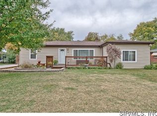 13 Oak Dr, Caseyville, IL