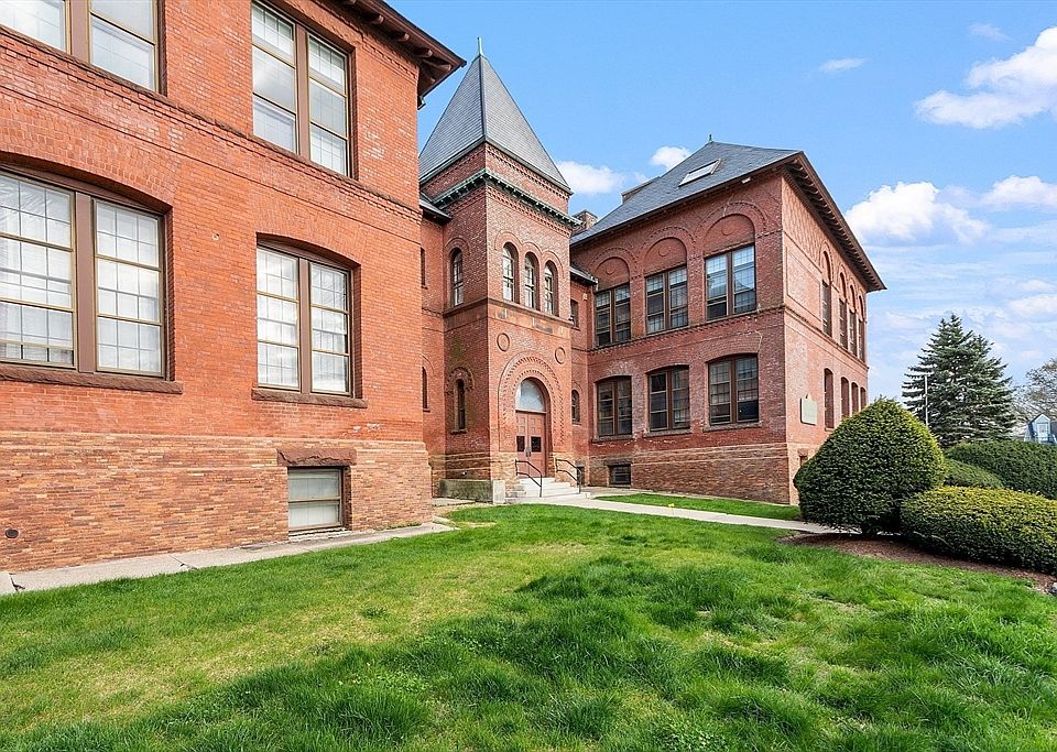 31 Elizabeth St Worcester MA Zillow