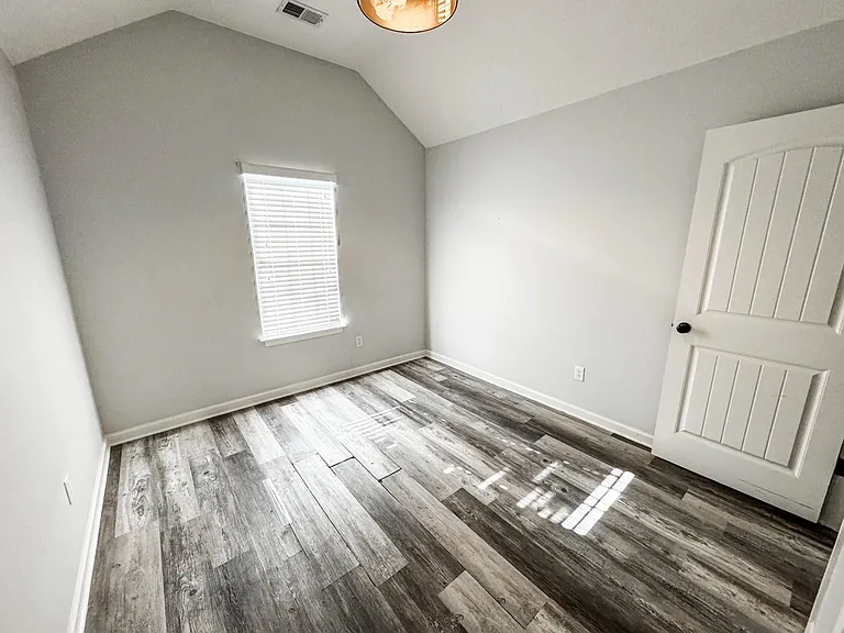 1645 Sawmill Creek Ln — Photo 11