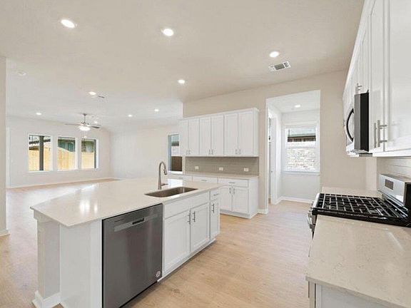 5th image of 409 Deerpath St