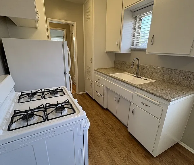 335 S Los Robles Ave #E — Photo 3