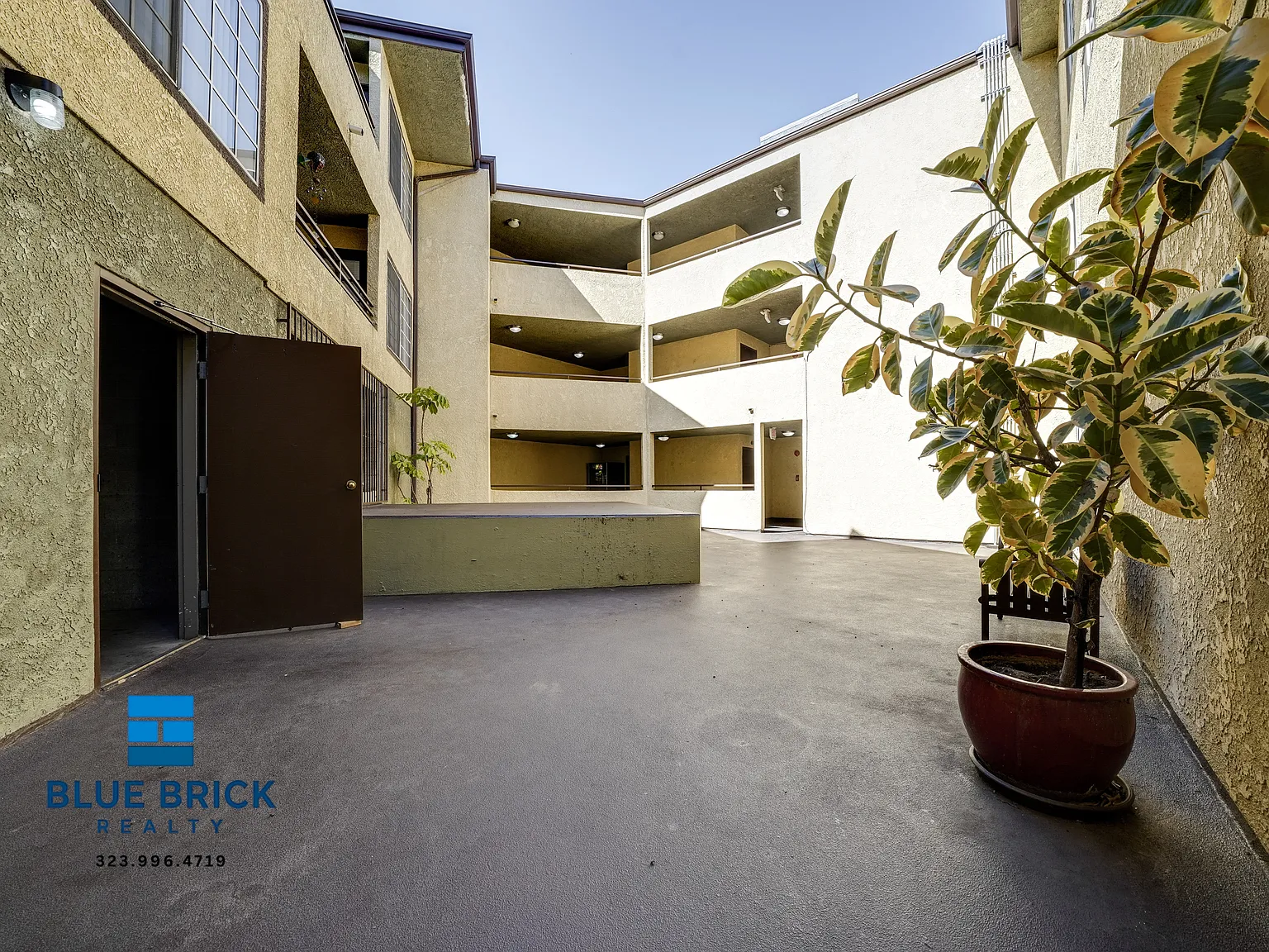 2850 Riverside Dr — Photo 4