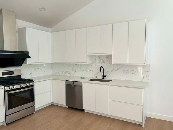 3rd image of 916 Hermosa Way #A