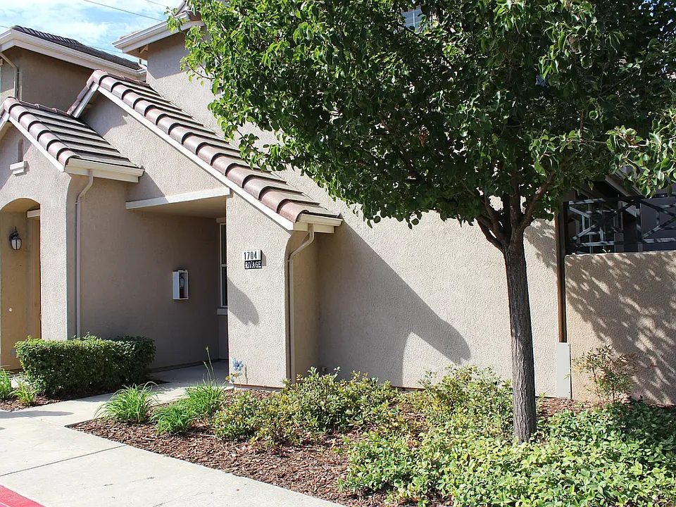 1704 Rivage Cir