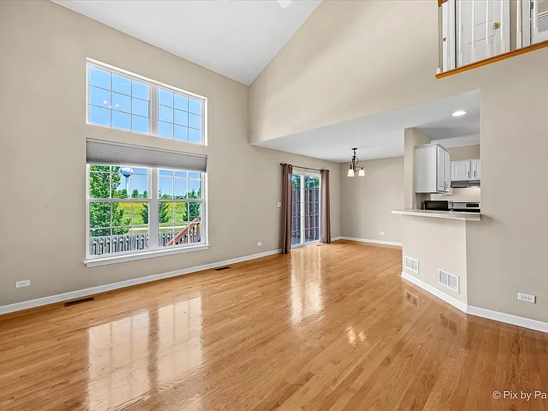 1058 E Danbury Dr — Photo 8