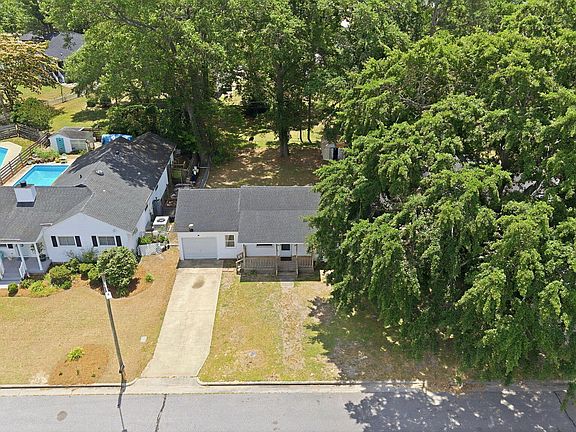 3rd image of 810 W Country Club Drive
