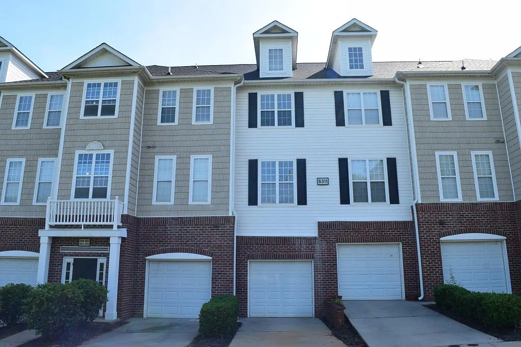 6321 Park Creek Dr — Photo 1