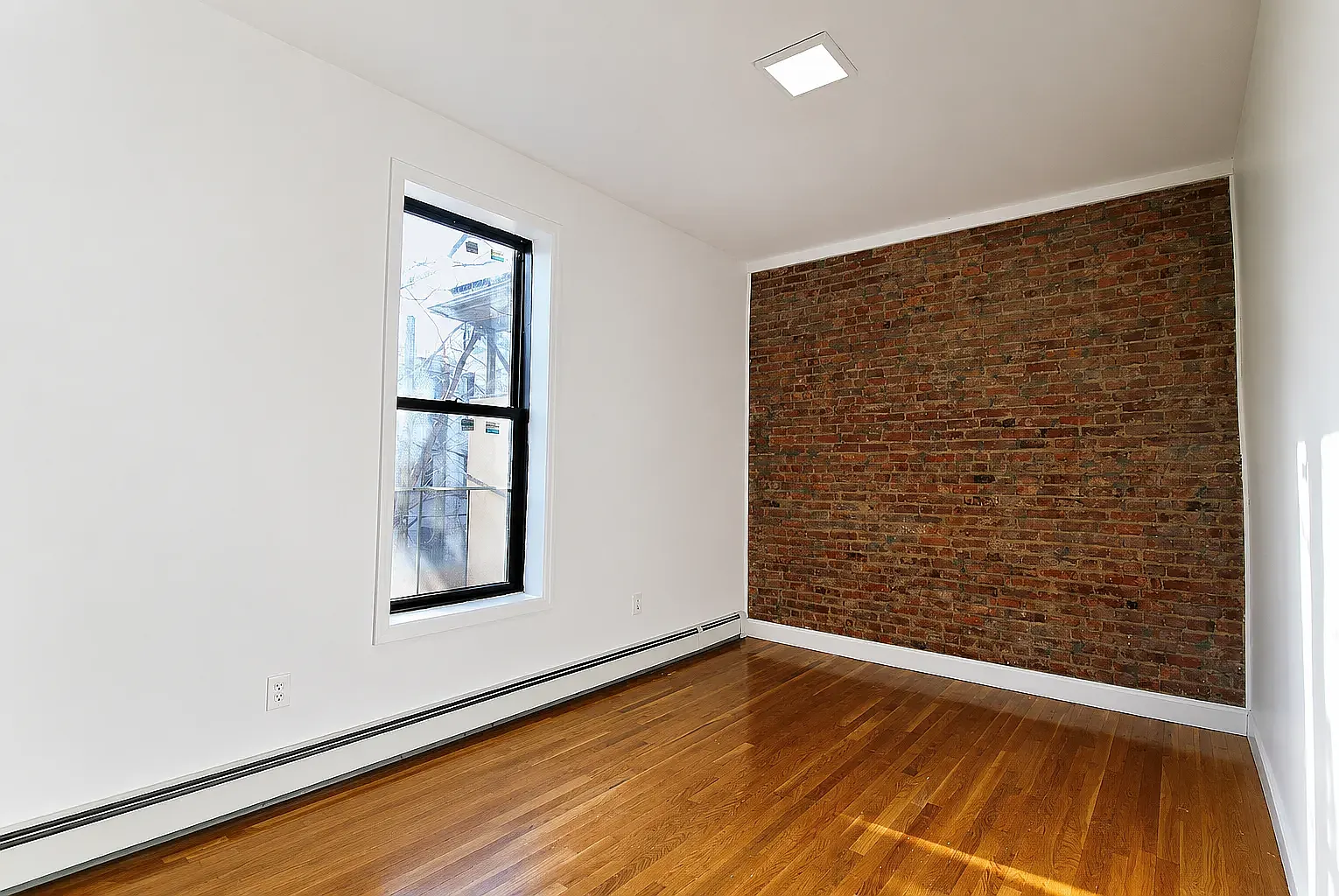 460 Throop Avenue — Photo 4