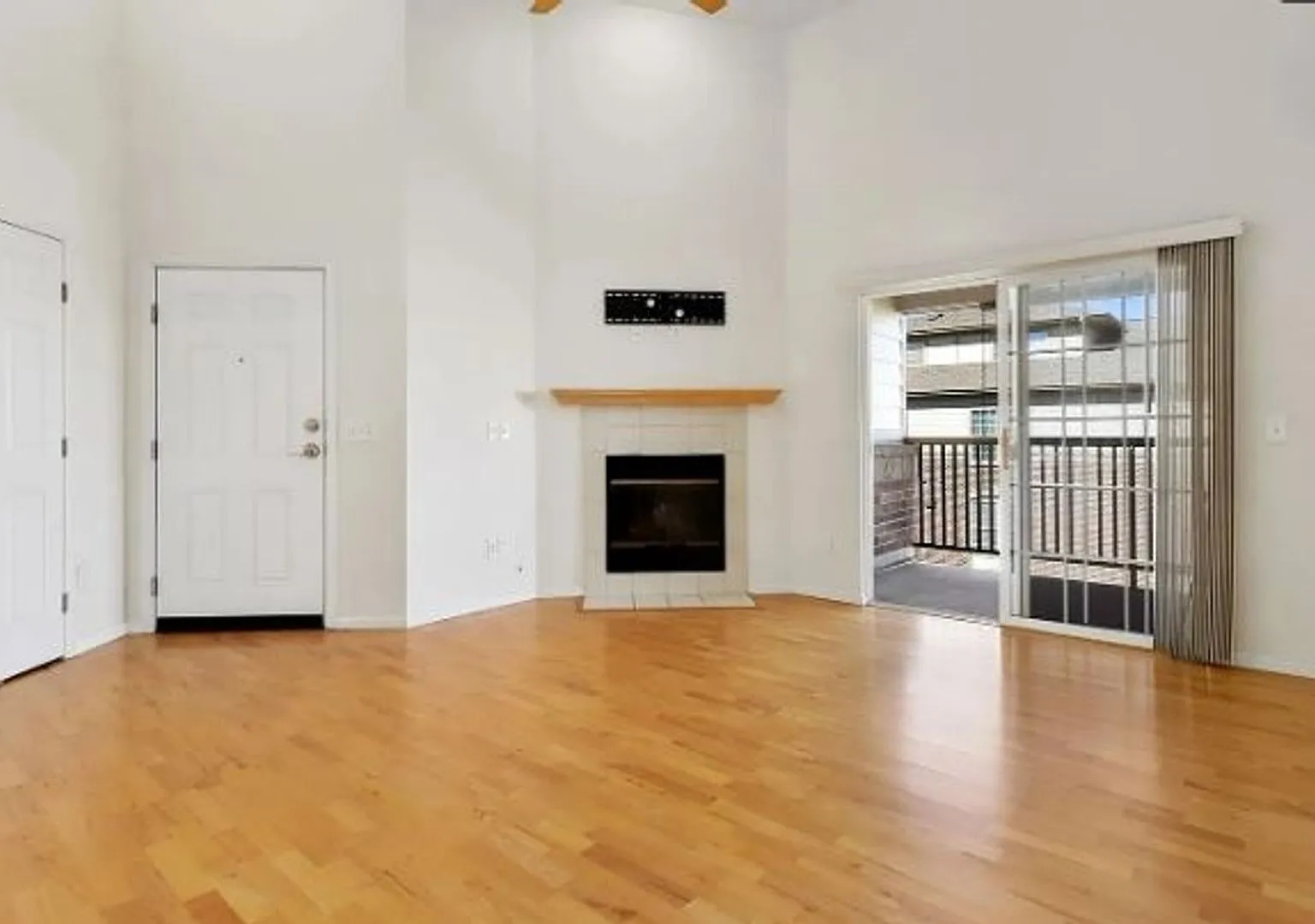 Spacious Condo in Aurora — Photo 3