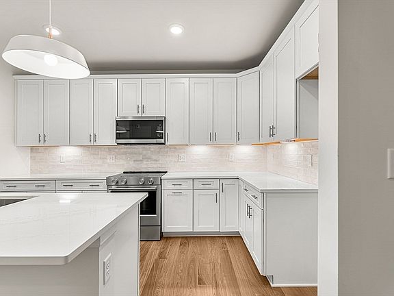 5th image of 5 Peters Farm Way #408